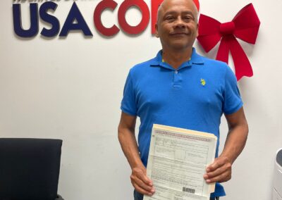 Hombre mostrando su documento para vivir legalmente en estados Unidos